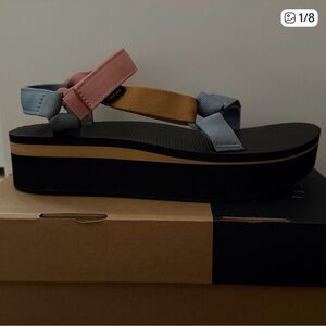 New in box Teva women's flatform universal sandal